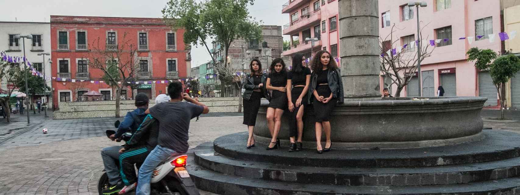 Comenzó a masturbarse frente a nosotras y nos miraba a los ojos sin ningún  tipo de pudor