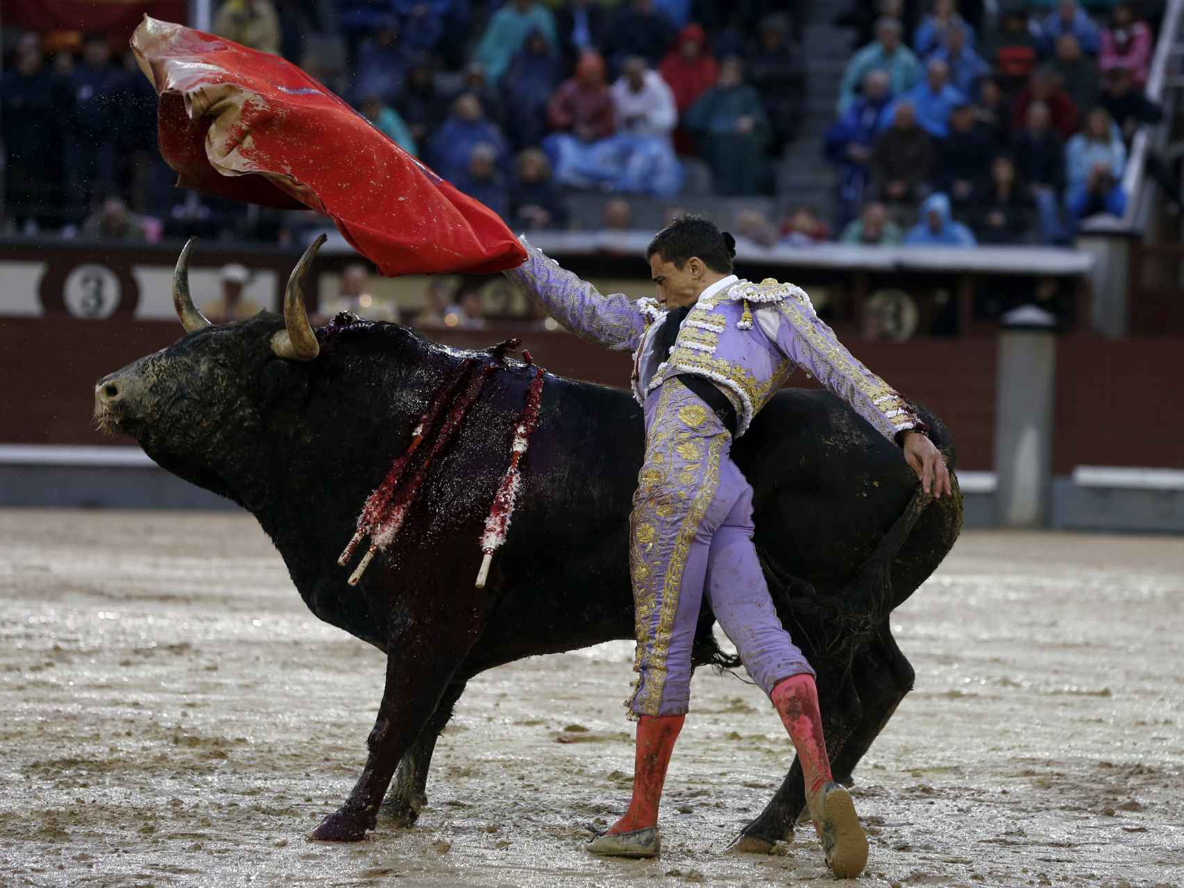 El diestro Paco Ureña da un pase con la muleta a su segundo toro.