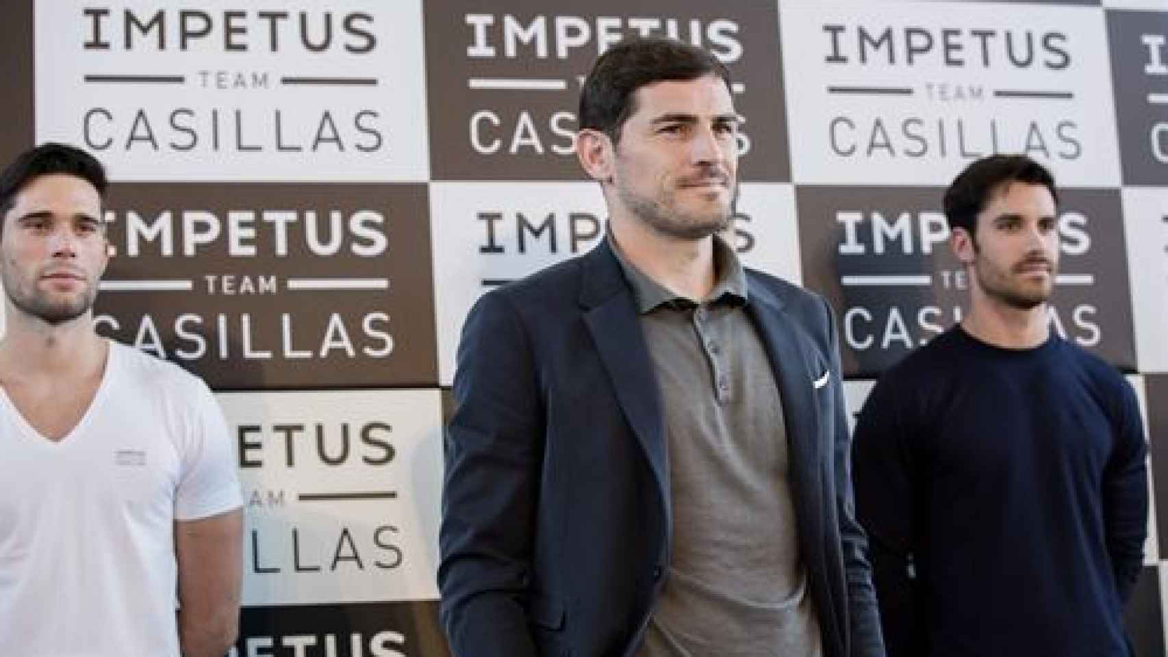 Iker Casillas posa con los modelos que mostraron la colección Impetus Team Casillas