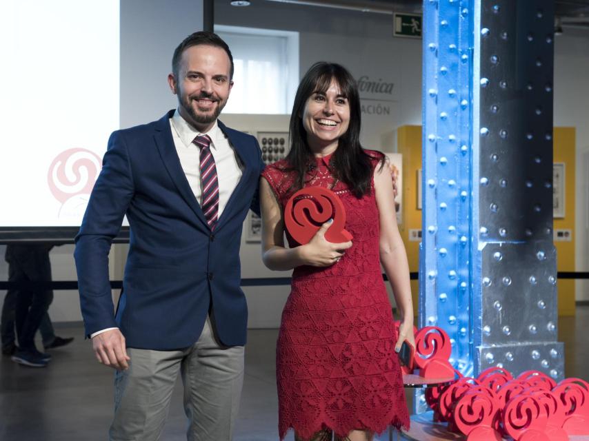 María Ramírez, subdirectora y fundadora, recogiendo el premio para EL ESPAÑOL.