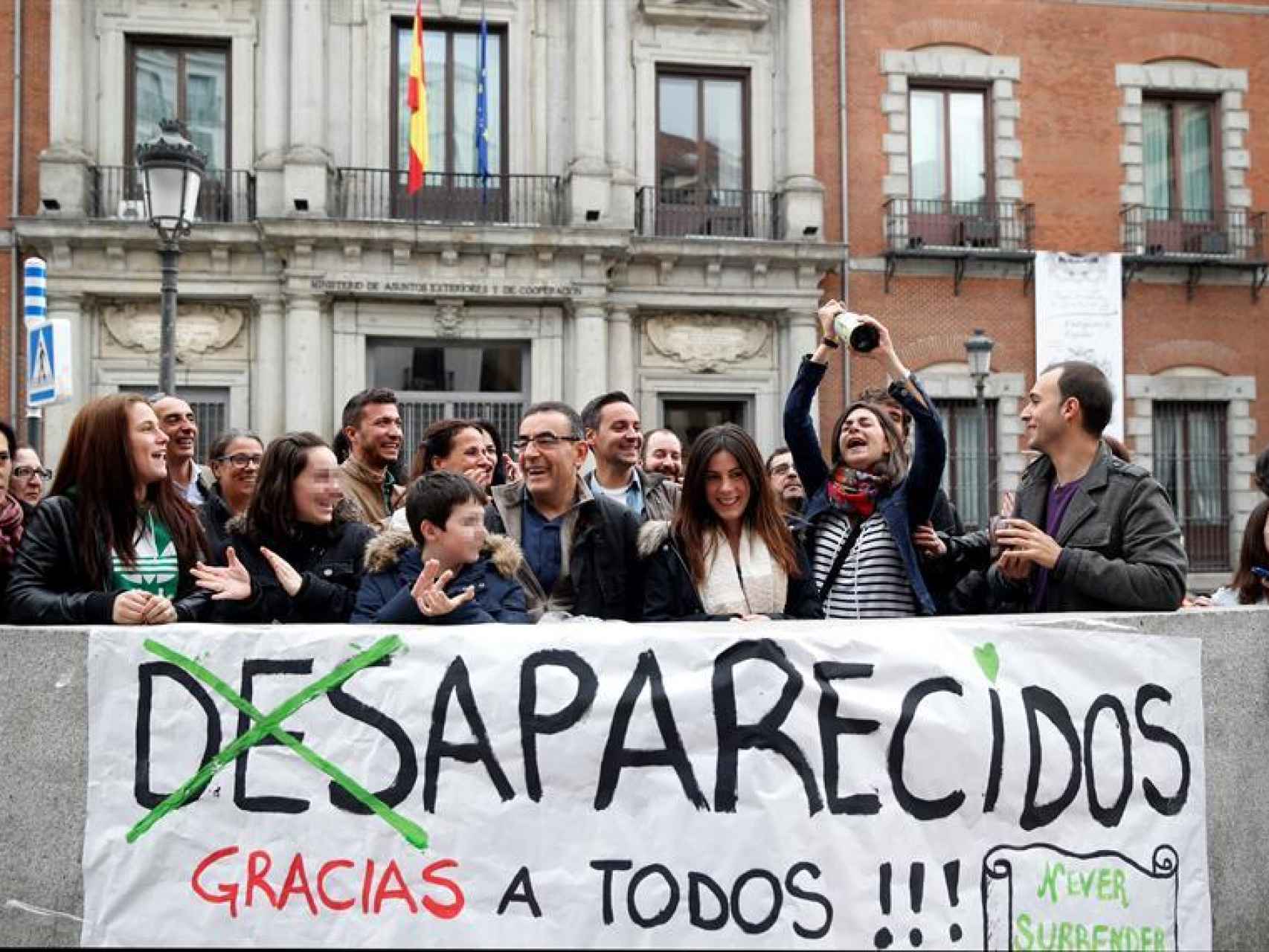 Familiares de los dos españoles celebran la noticia a las puertas del ministerio de Exteriores.