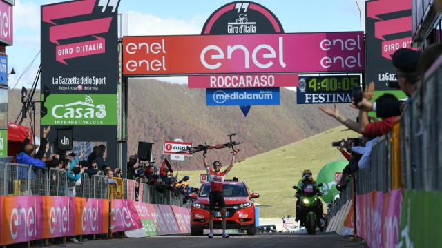 Wellens celebra la victoria, bicicleta en alto, sobre la misma línea de meta.