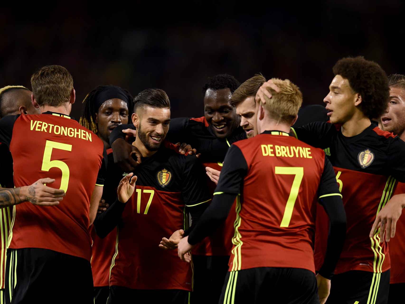 La selección de Bélgica celebra un gol contra Italia.