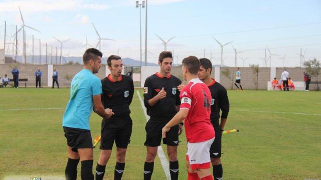 Tomillero Benavente en un sorteo de campos al inicio de un partido.