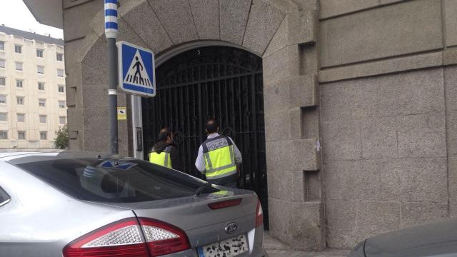 Agentes de la Policía en el registro del despacho Nummaria