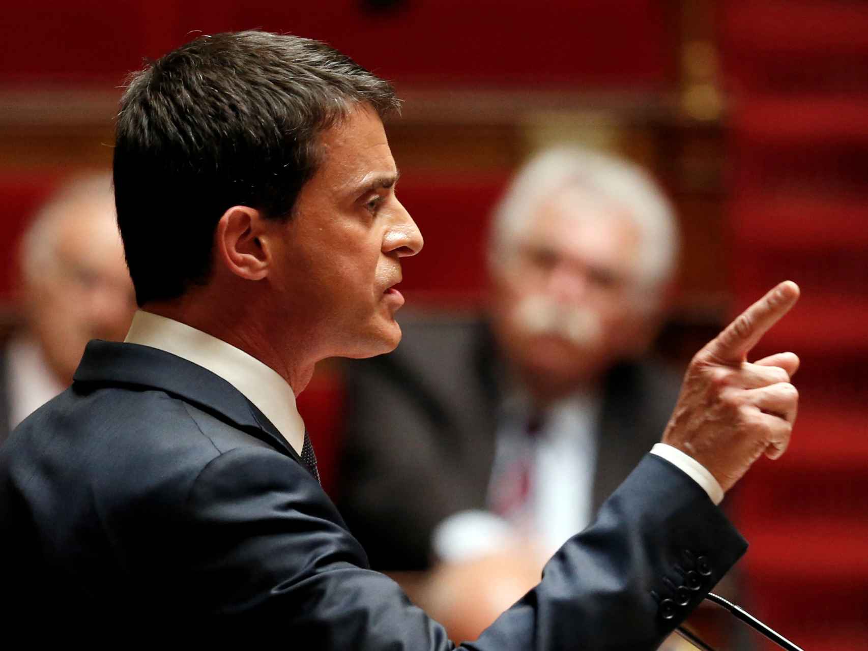 El primer ministro francés, Manuel Valls, defiende su decretazo laboral en la Asamblea Nacional.