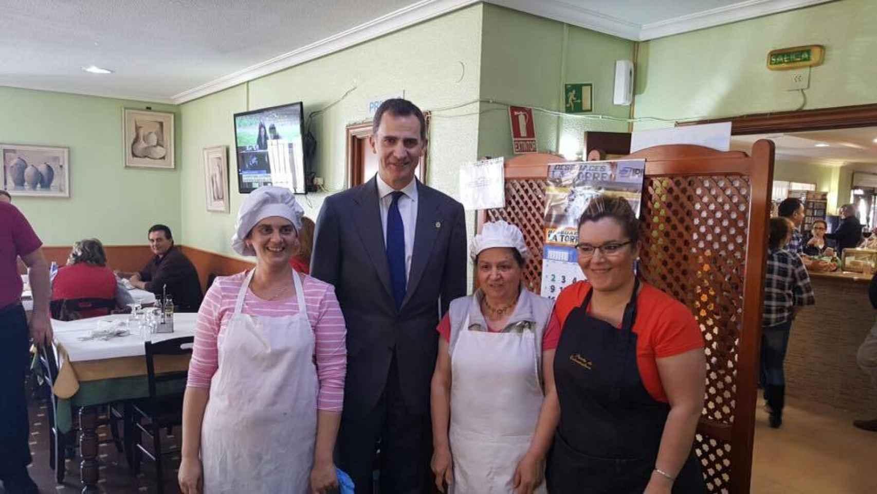 Felipe VI con las cocineras del restaurante
