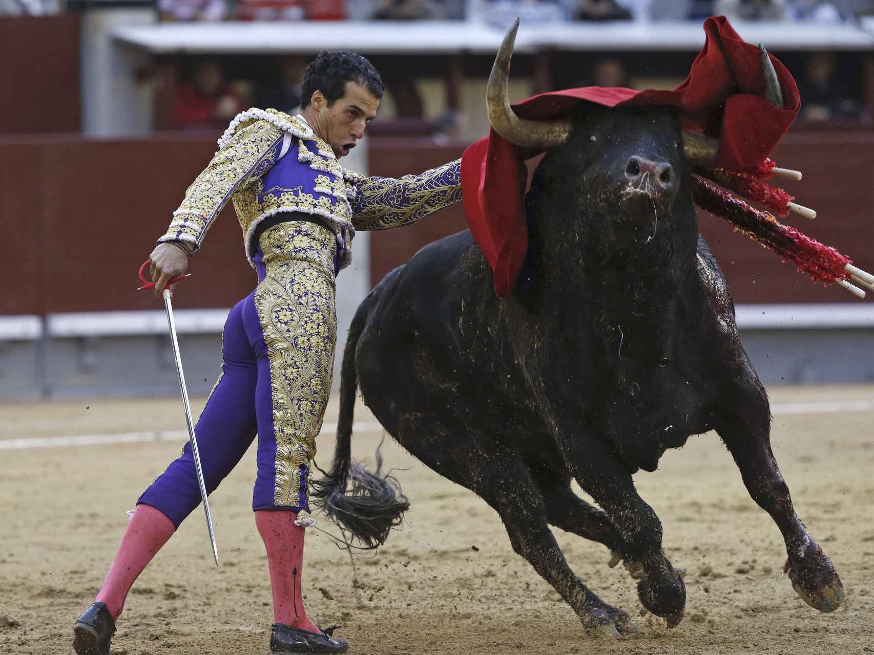 El diestro Jesús Martínez 'Morenito de Aranda' da un pase con la muleta a su segundo toro,