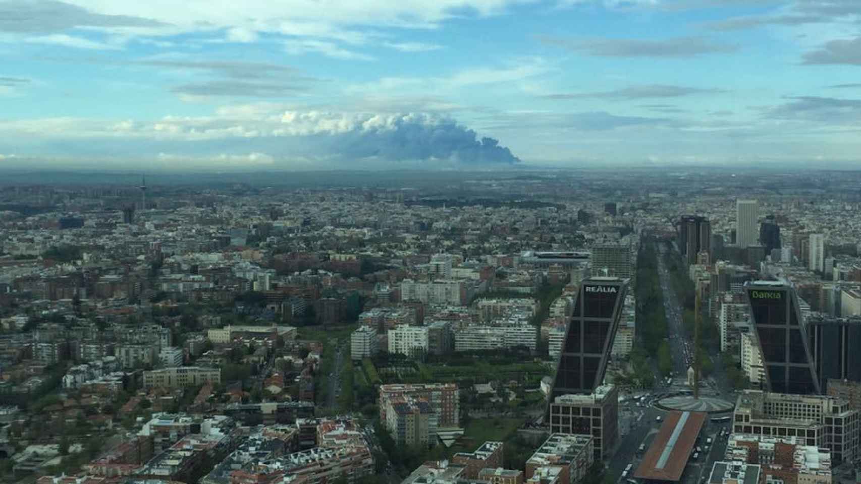 Vista del humo del incendio de Seseña desde las Cuatro Torres de Madrid