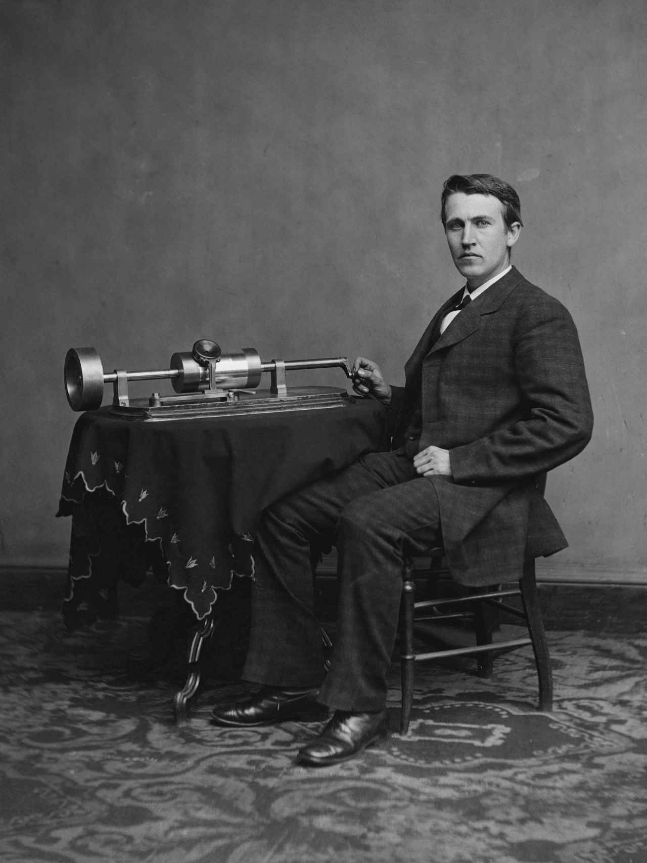 Thomas Alva Edison y su fonógrafo, en 1878.