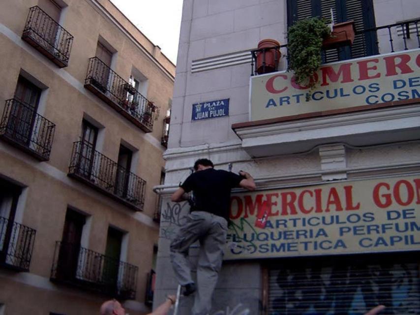 Sánchez Dragó quita la placa de la plaza de Juan Pujol.