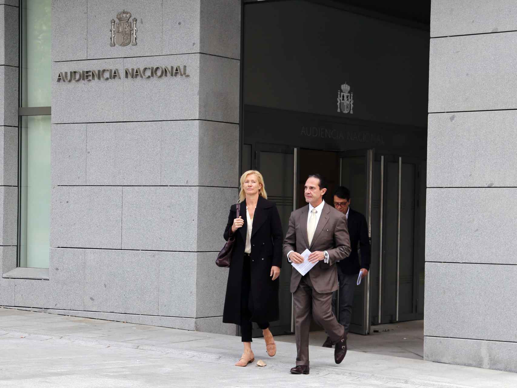 Ana Duato y su marido, Miguel Ángel Bernadeu, a la salida de la Audiencia Nacional.