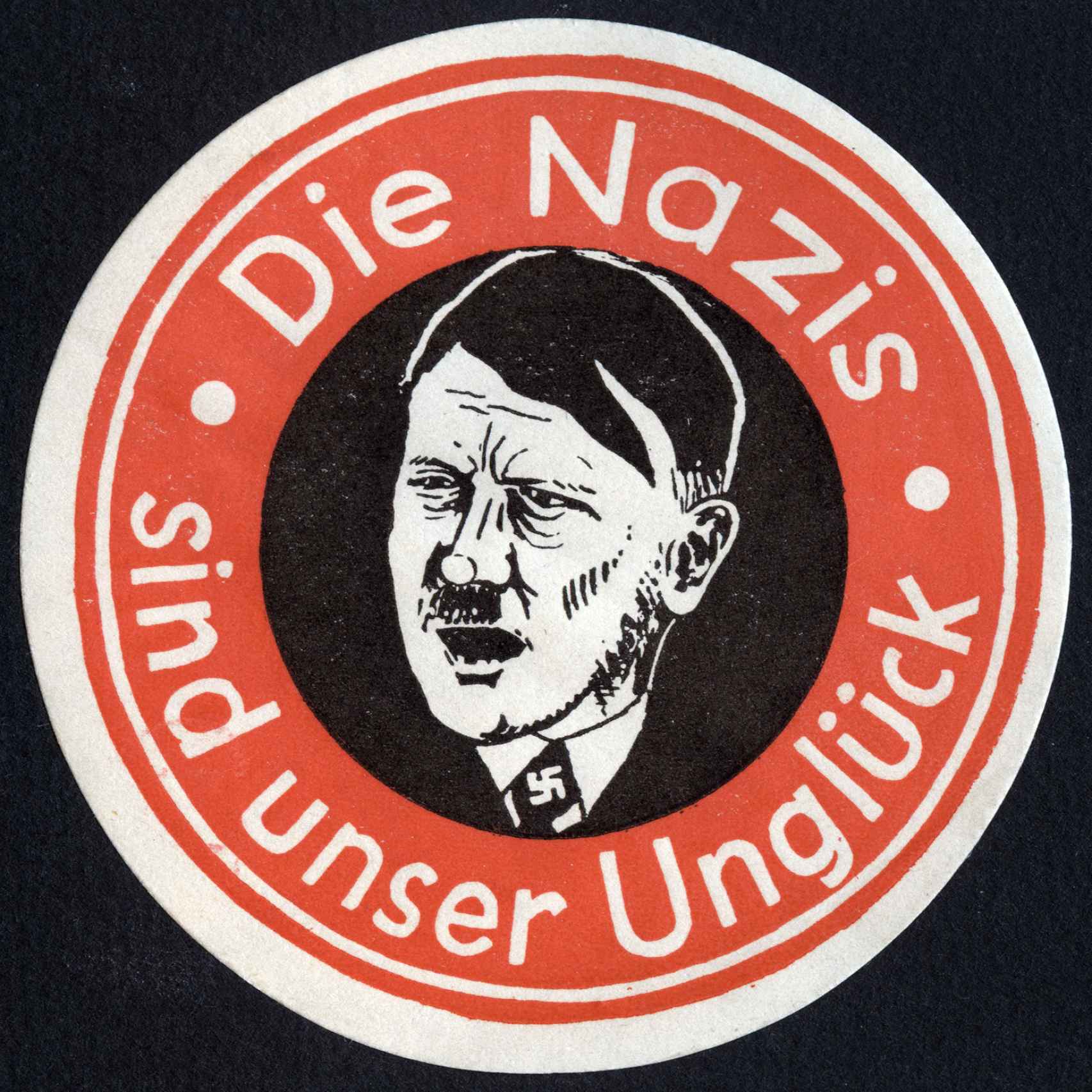 Otra de las pegatinas reza: Los nazis son nuestra desgracia.