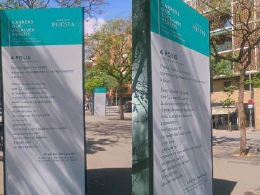 Cartel con el poema de Bukowski frente en las cercanías de una comisaría