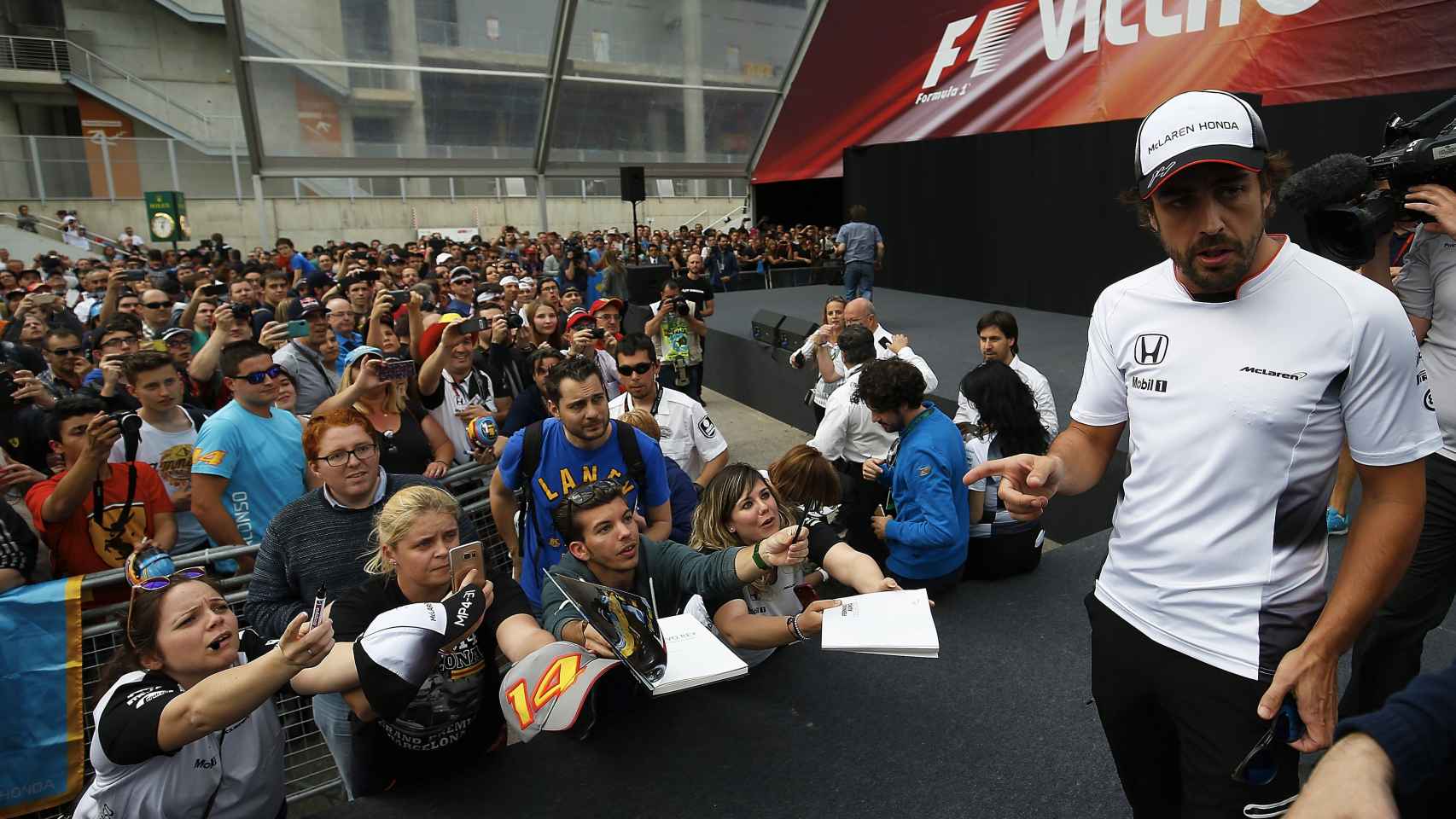 Fernando Alonso en un encuentro con aficionados en Montmeló.
