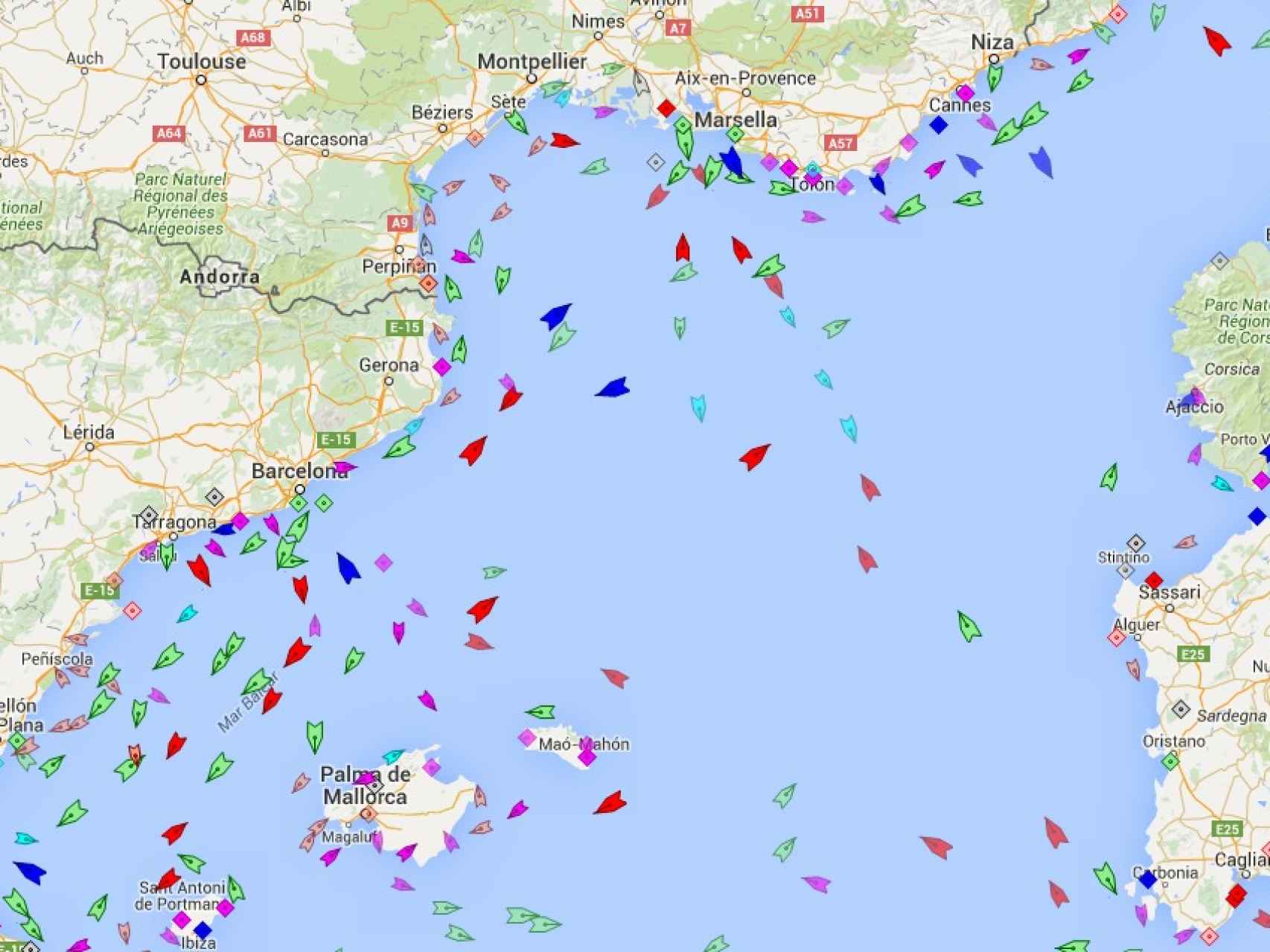 Mapa de todas las embarcaciones que este viernes por la tarde navegaban en la zona de rastreo.