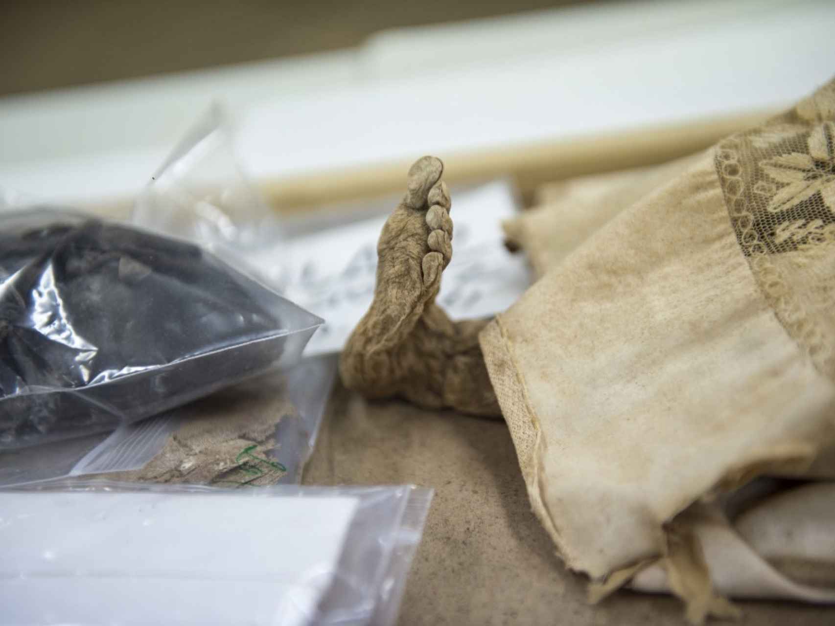 Detalle de una de las momias de los niños encontrados en la cripta.