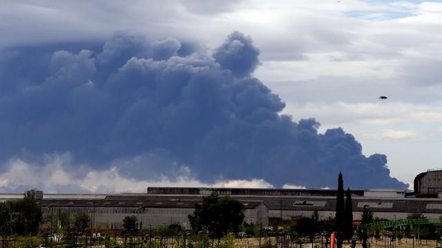 Columna de humo provocada por el incendio.