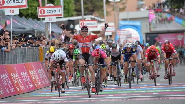 El sprinter alemán levanta los brazos en la línea de meta.