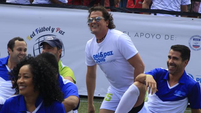 Carlos Vives y Juan Pablo Ángel en un acto solidario.