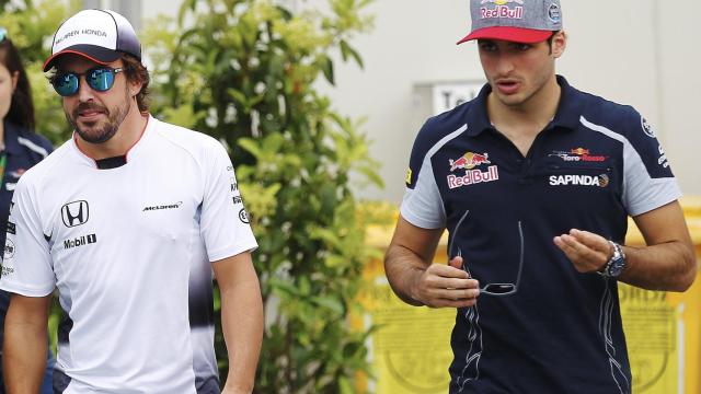 Fernando Alonso y Carlos Sainz antes de la rueda de prensa en Montmeló.