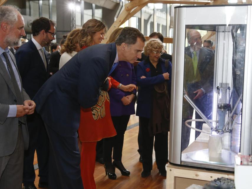 Felipe VI, Juan Carlos I y Manuela Carmena en el día de la innovación.