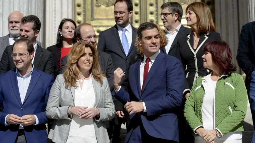 Díaz, Sánchez y López (detrás) en las escaleras del Congreso cuya estabilidad está en duda.