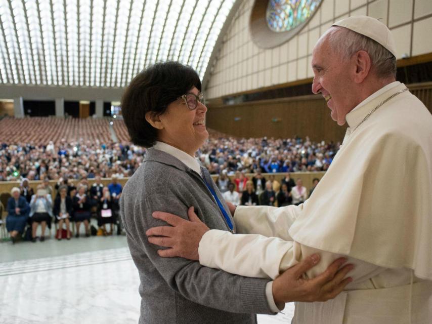 El Papa saluda a la monja misionera Carmen Sammut.