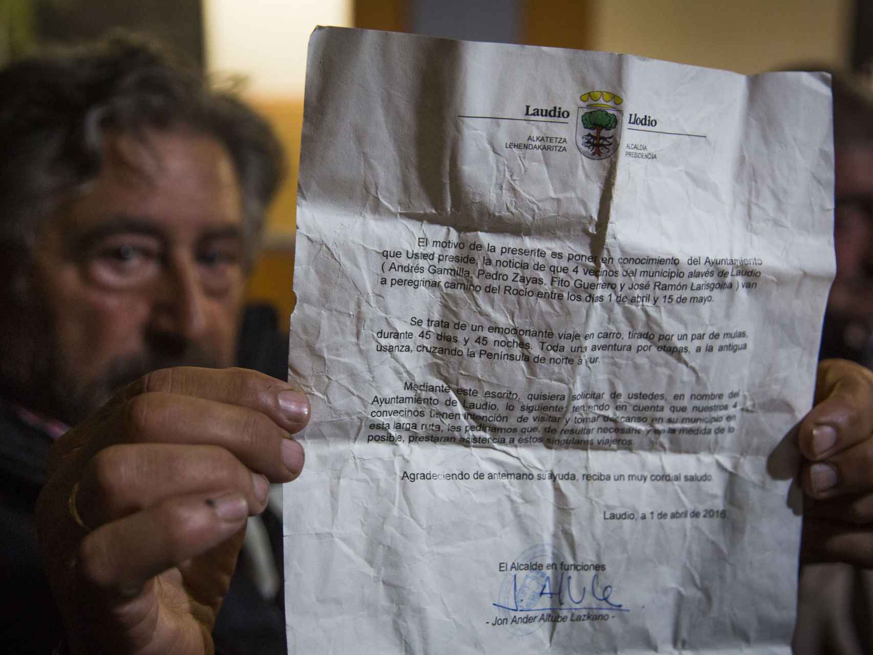 Adolfo muestra la carta firmada por el alcalde de Llodio.