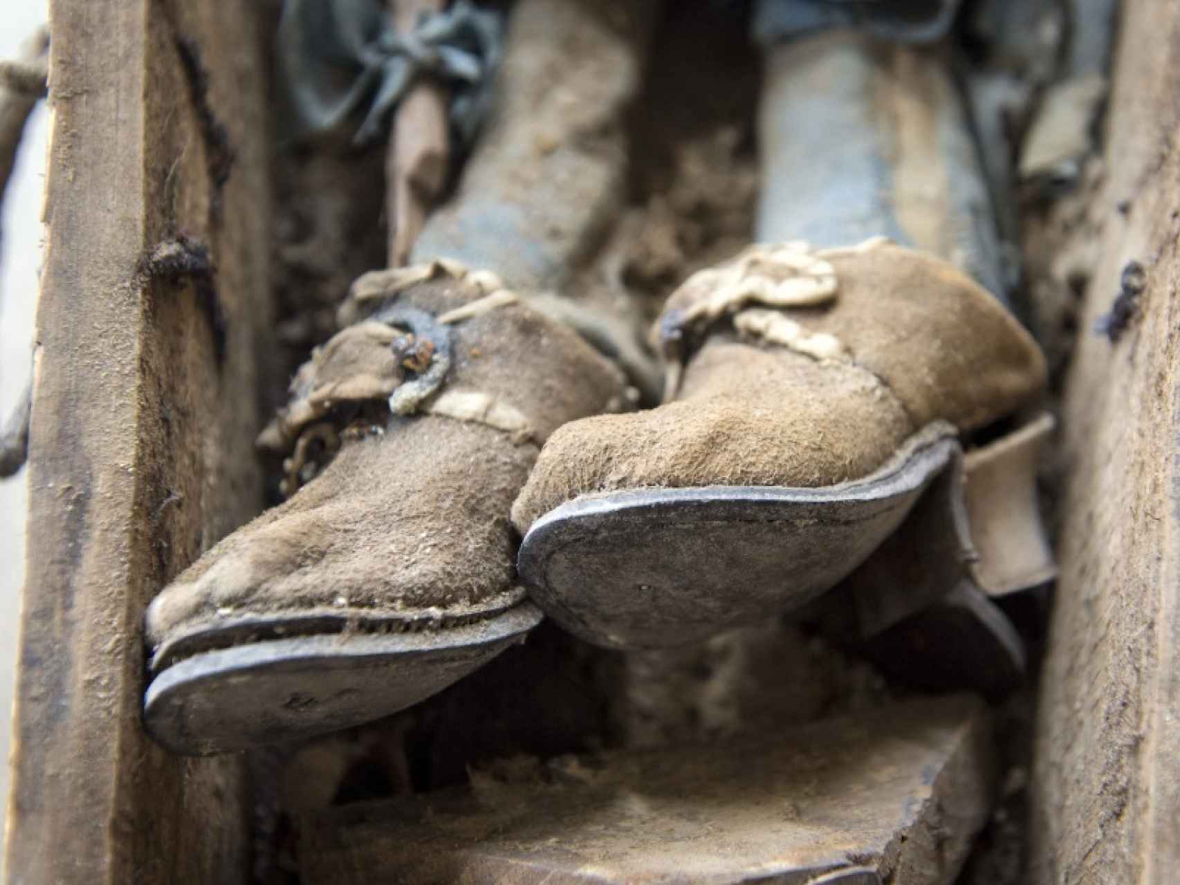 Detalle de los zapatos de una de las momias hallada en un ataúd, primorosamente vestida.