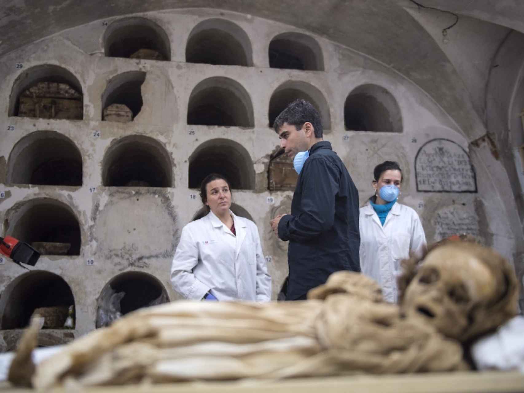 Berta Martínez y Almudena García Rubio explican los trabajos en la cripta a Jorge García Castaño, concejal del distrito centro.