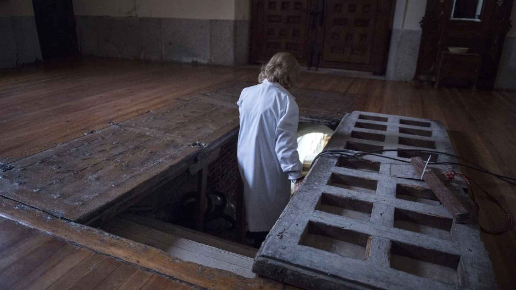 Acceso al interior de la cripta en el convento de las Trinitarias.