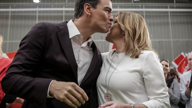 Susana Díaz y Pedro Sánchez se saludan al término del acto.