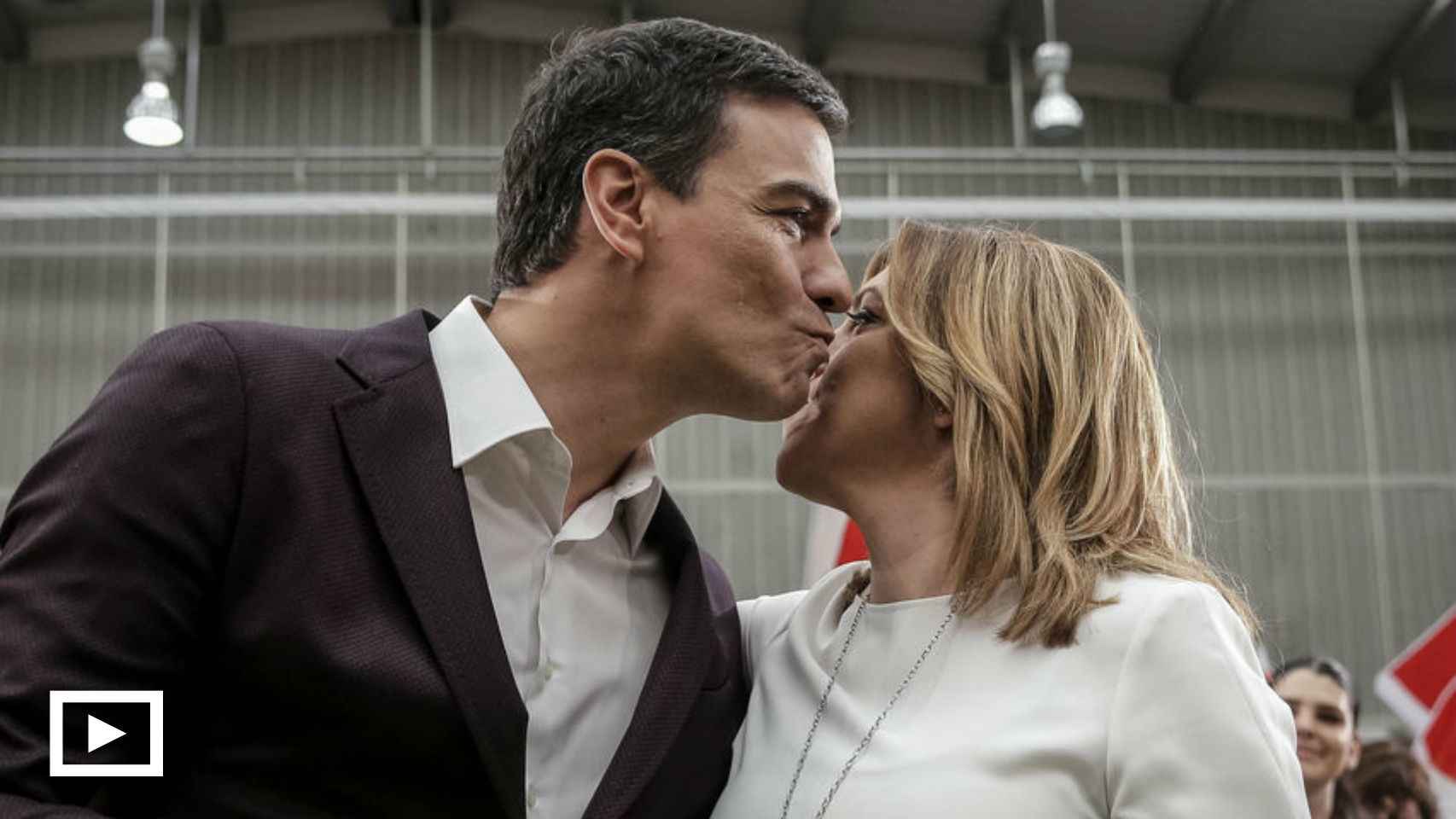 Sánchez besa a la líder de su partido en Andalucía, Susana Díaz