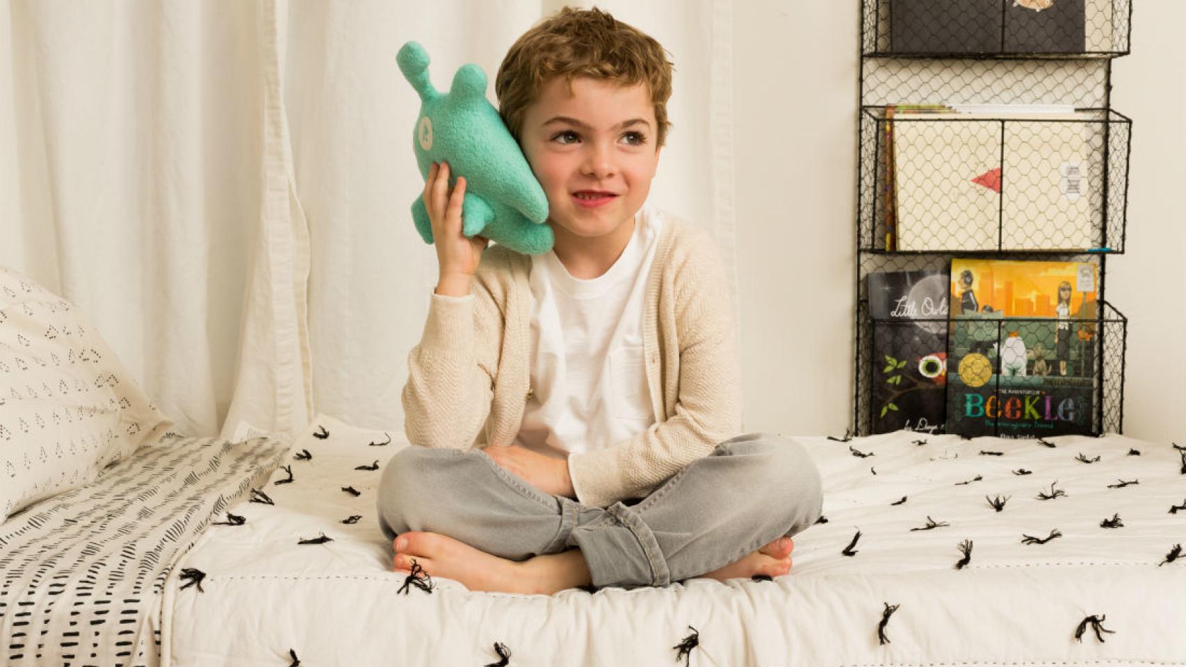 Un niño jugando con uno de los muñecos. /