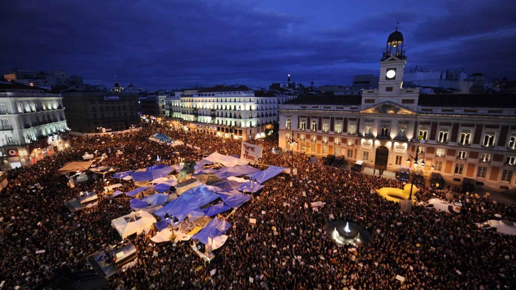 Imagen de la Puerta del Sol la noche del 15M de 2011.