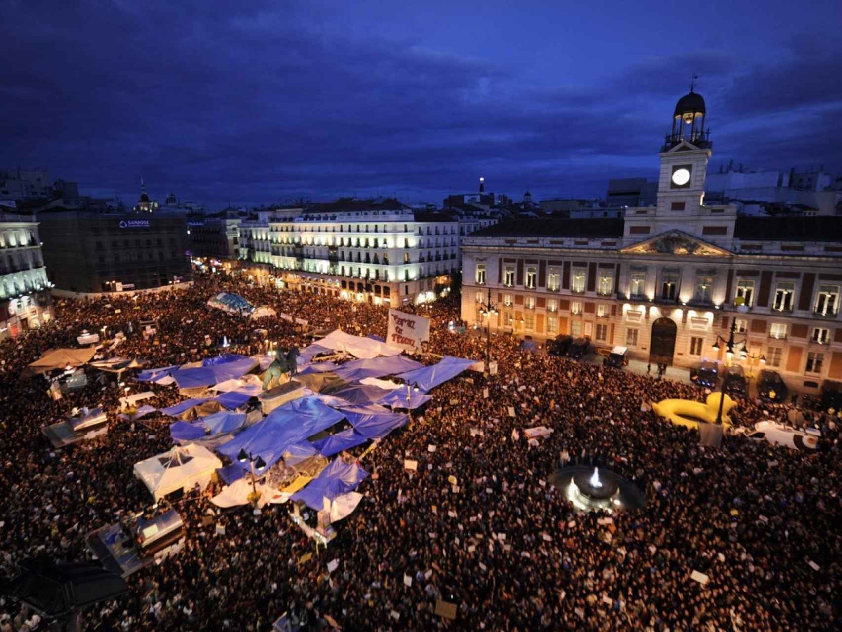 Imagen de la Puerta del Sol la noche del 15M de 2011.