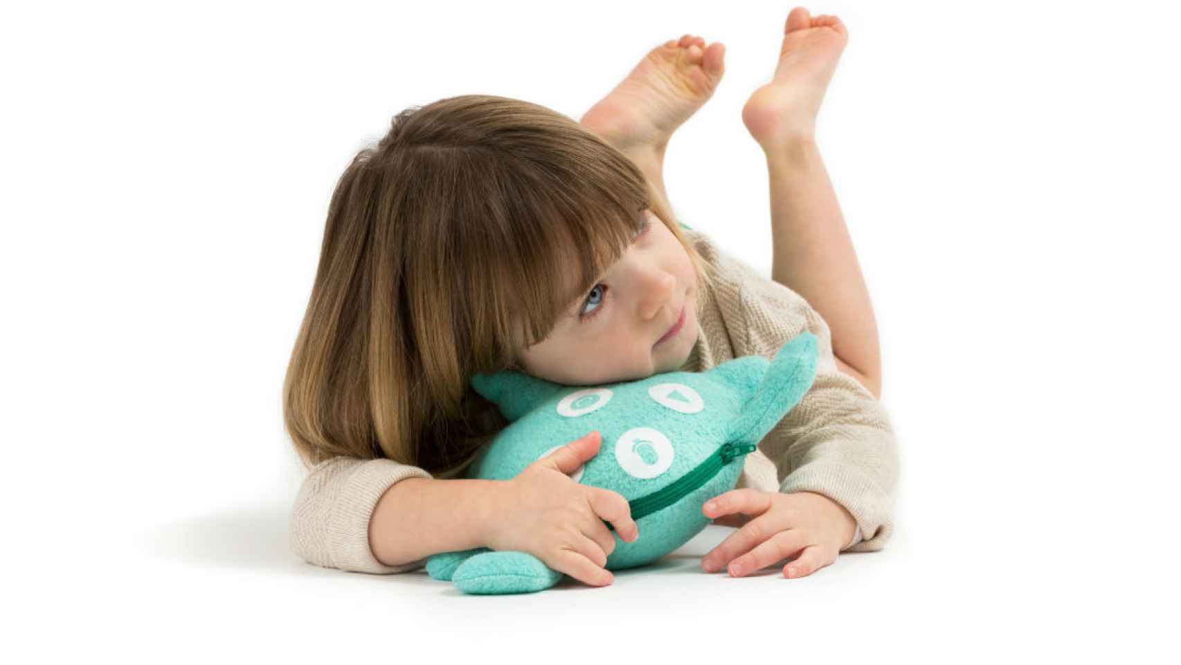 Una niña juega con uno de los muñecos. / Toymail