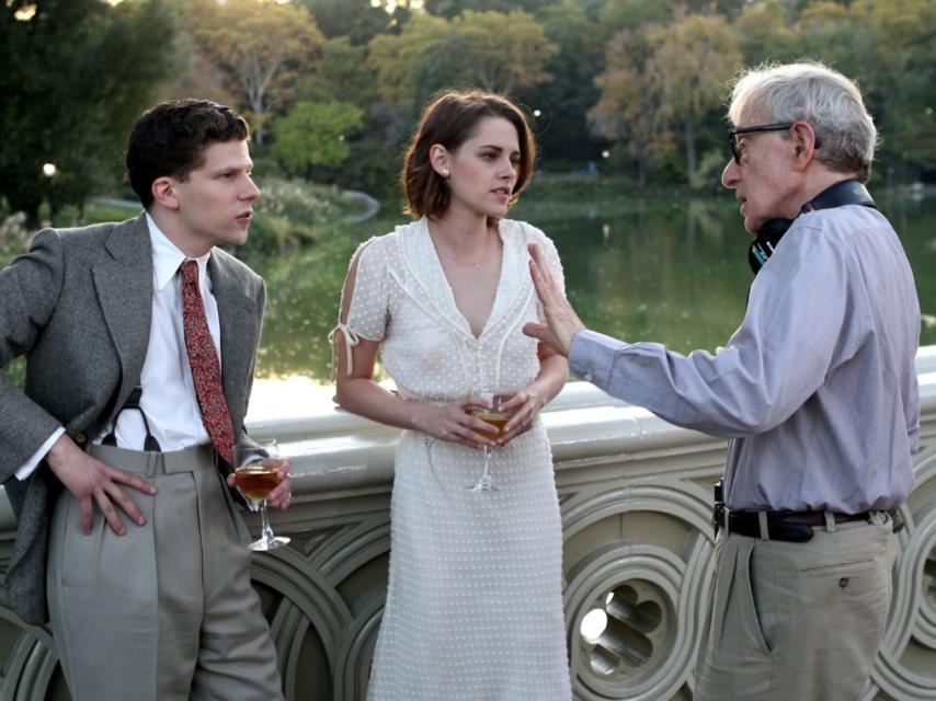 Jesse Eisenberg con Woody Allen en el rodaje.