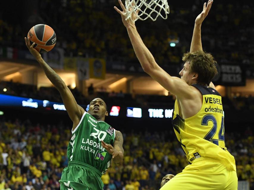 Jan Vesely intenta parar a Darius Adams mientras éste penetra a canasta.