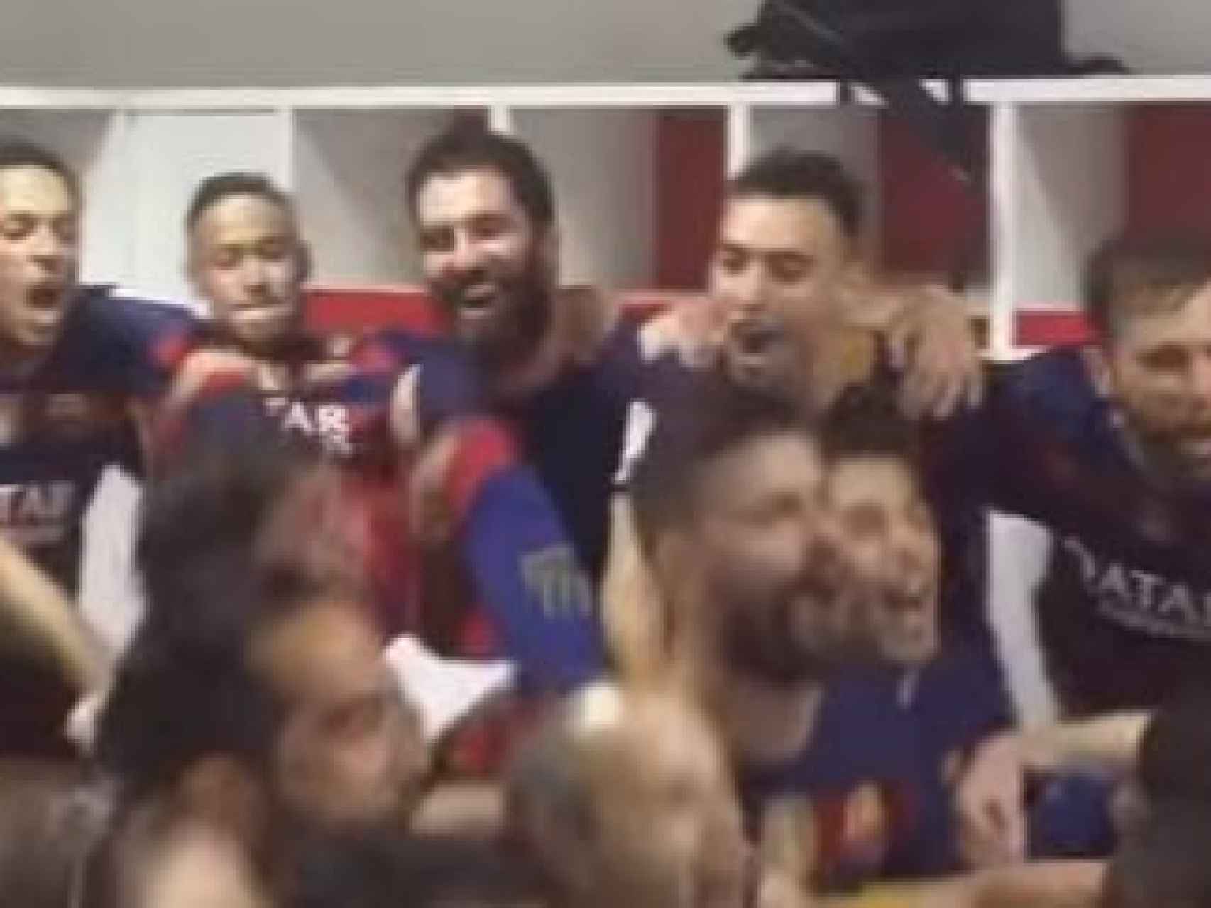 Neymar celebra el título con una patada.