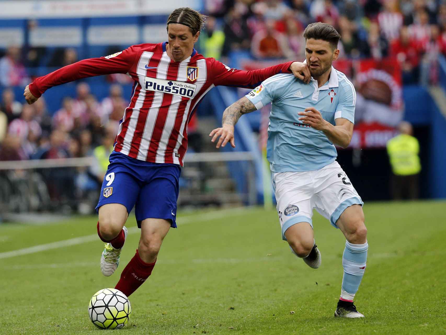 Fernando Torres en una jugada ante el Celta.