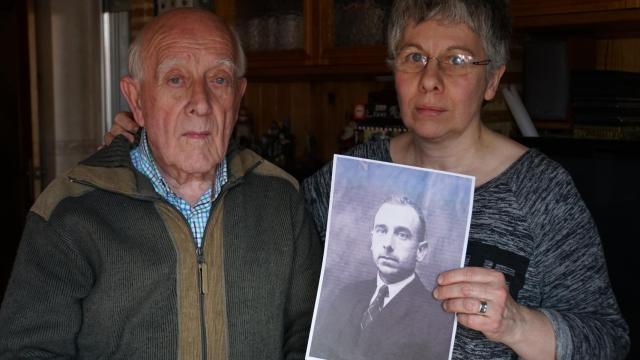 Purificación Lapeña y su padre,  junto a una imagen de su abuelo.