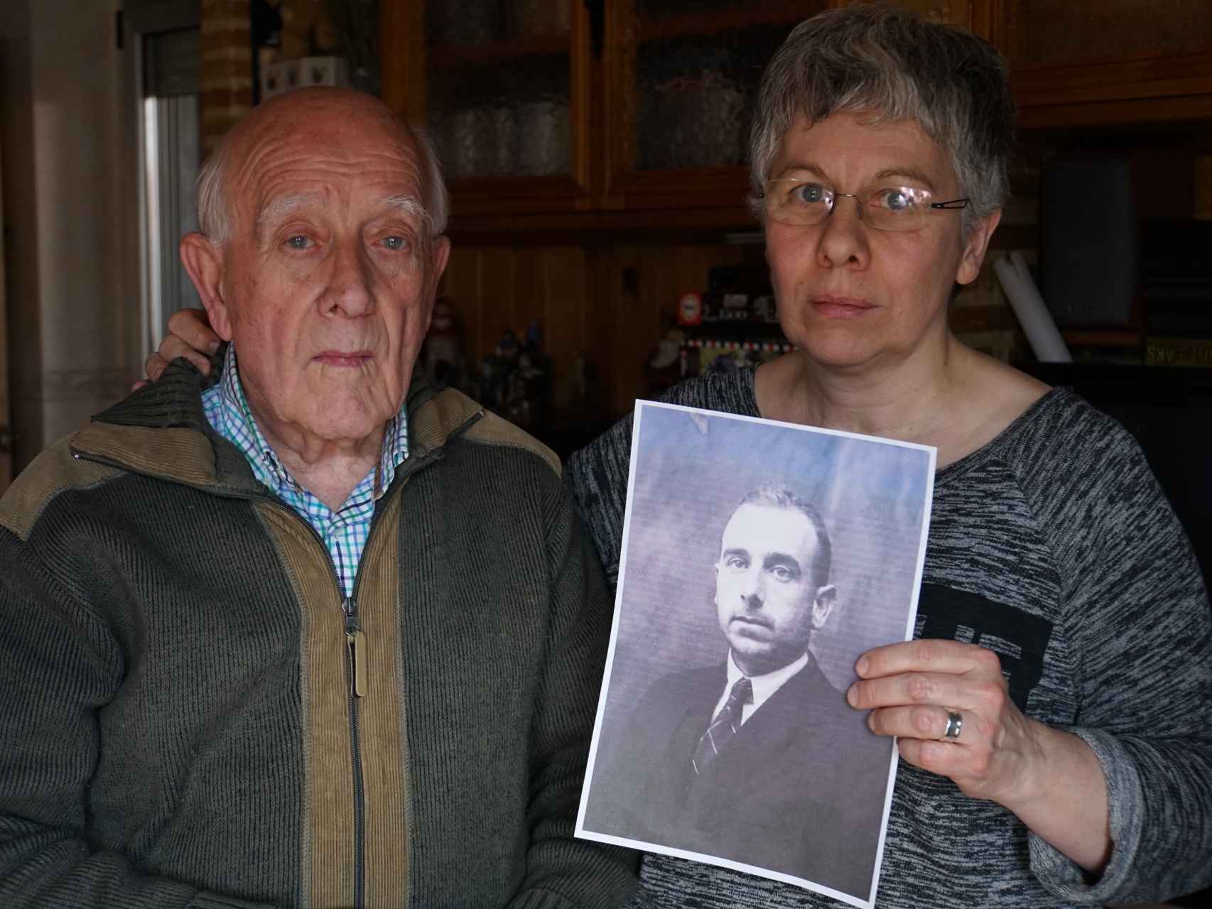 Purificación Lapeña y su padre junto a una imagen de su abuelo.