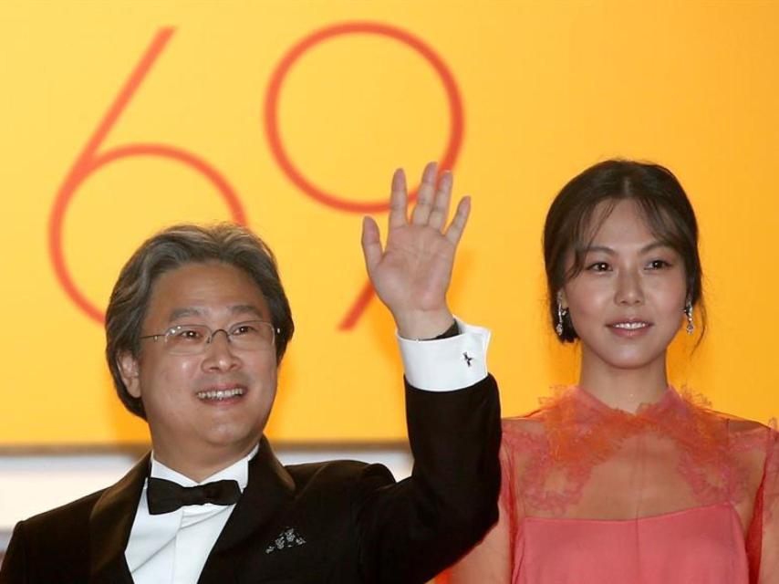 El director Park-Chan-Wook y la actriz Kim Min-Hee, en la presentación de The Handmaiden.