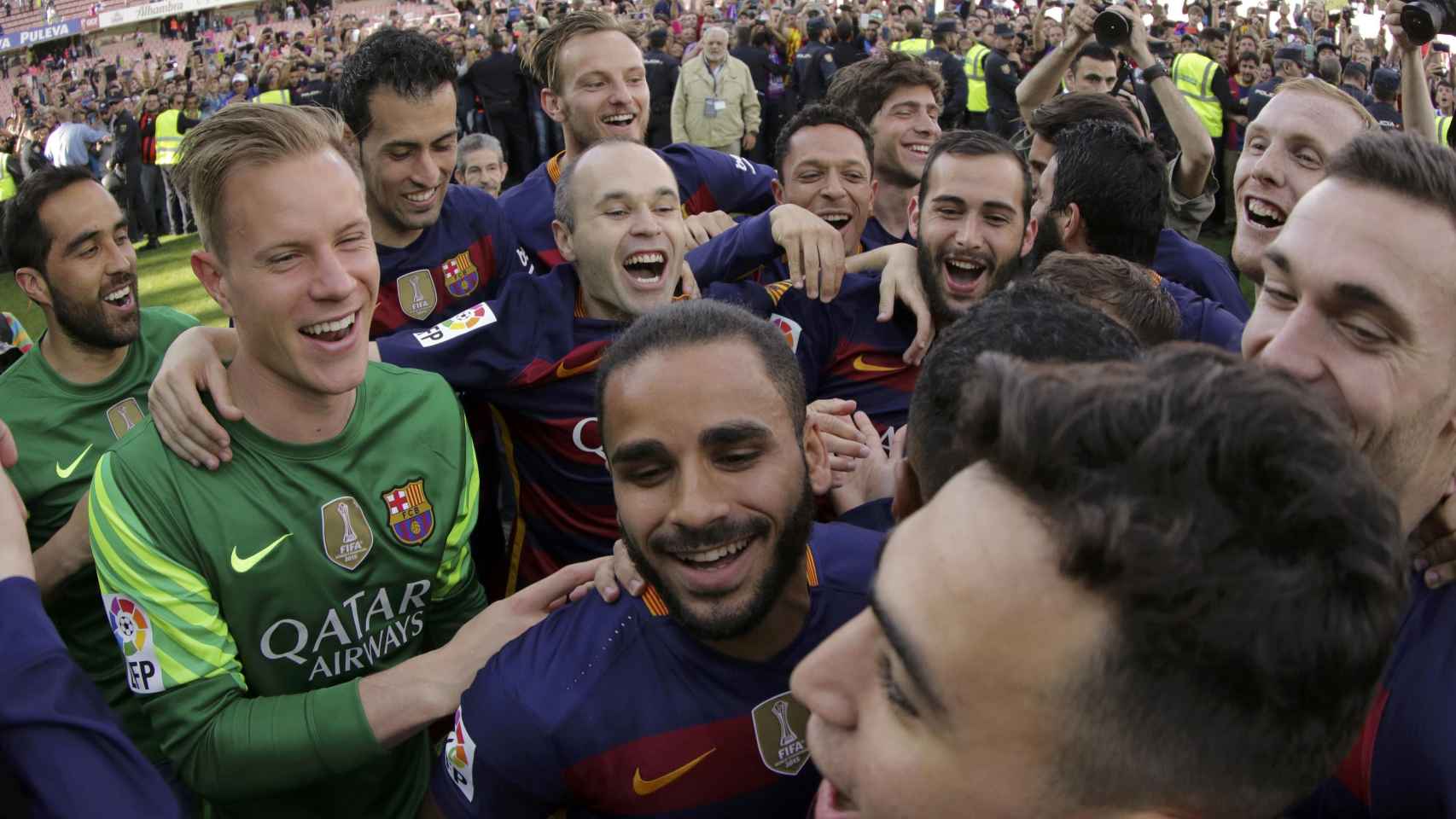 El Barcelona celebra la Liga en el espacio abierto por la seguridad en Los Cármenes.