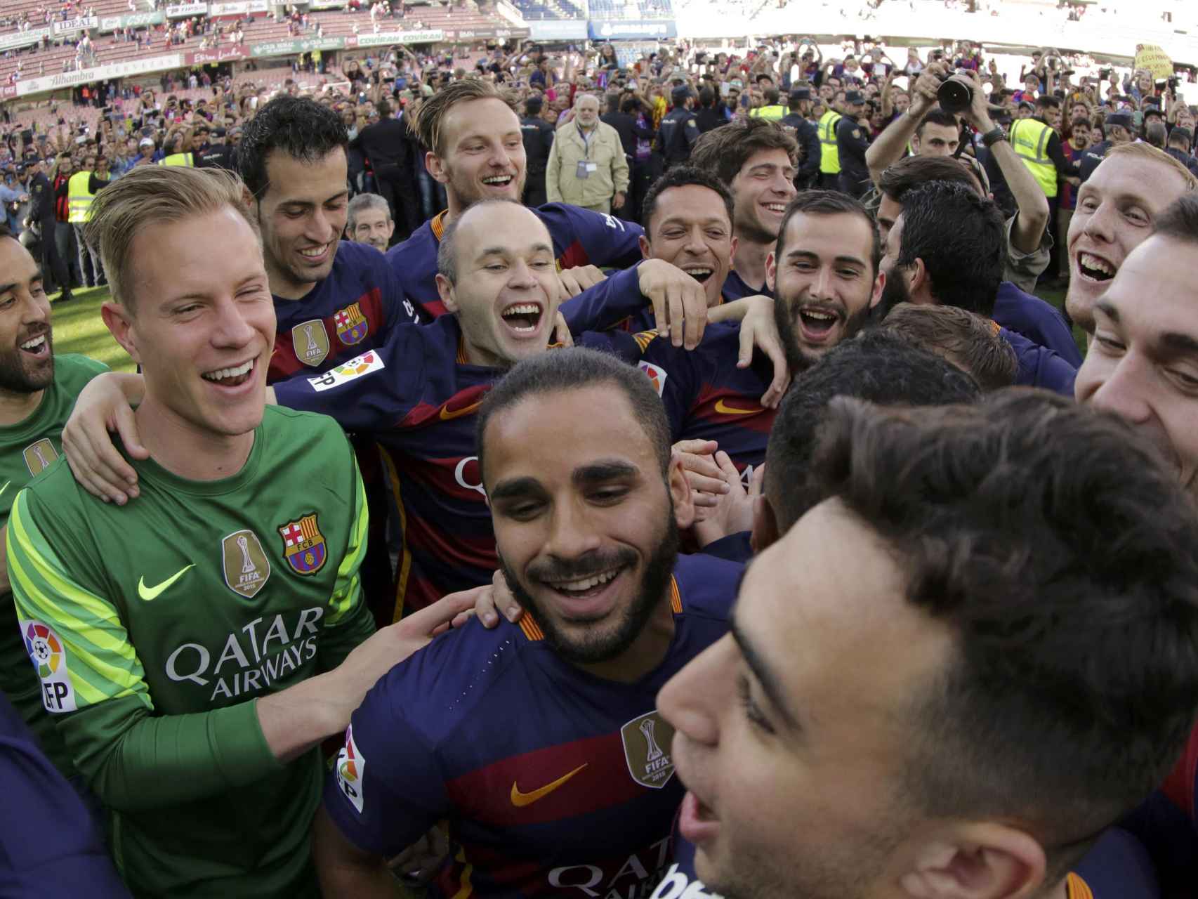 El Barcelona celebra la Liga en el espacio abierto por la seguridad en Los Cármenes.
