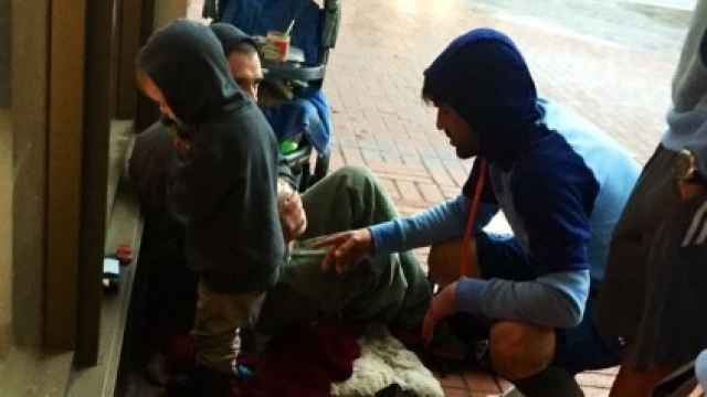 David Villa (de azul) ayudando a una persona sin hogar en las calles de Portland
