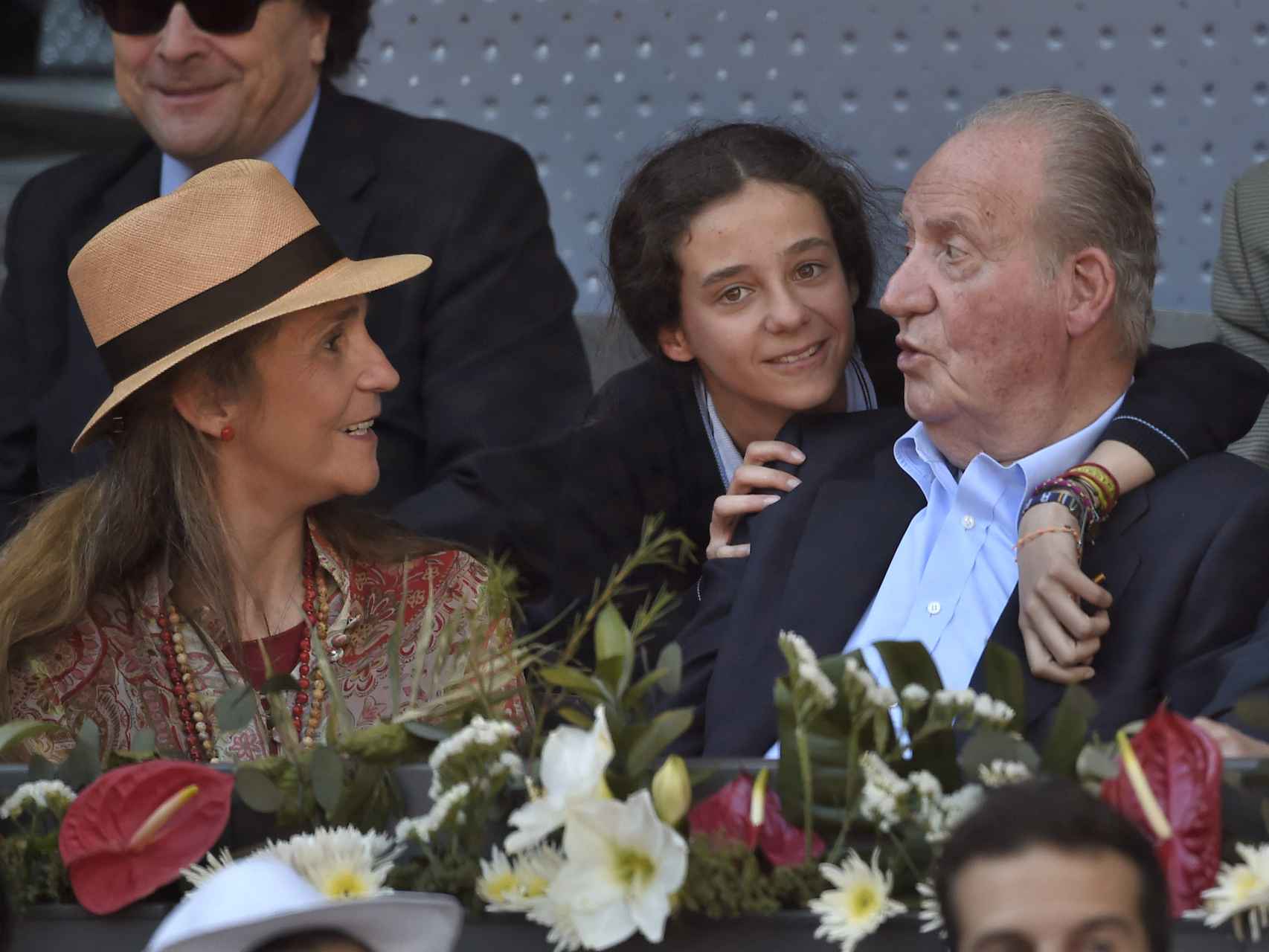 Don Juan Carlos con su hija la Infanta Elena y su nieta, Victoria Federica