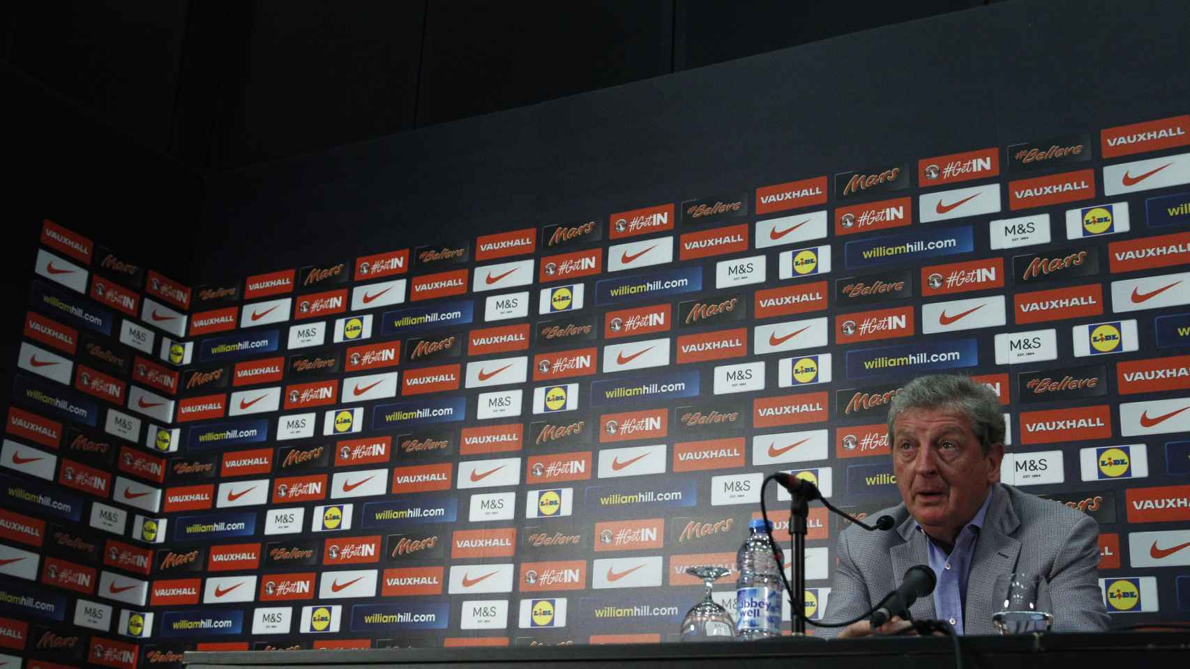 Roy Hodgson, durante la rueda de prensa en que anunció la preconvocatoria de 26.